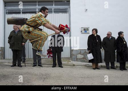 Febbraio 2, 2015 - Madrid, Spagna - i primi giorni di febbraio la festa religiosa della Vergine di Candelaria è celebrato in Spagna. La piccola città di Almonacid del Marquesado in Cuenca celebra la danza e adorare la Vergine di Candelaria mentre si cammina per le strade del luogo. (Credito Immagine: © Nacho Guadano/ZUMA filo) Foto Stock