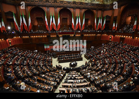 (150203)-- ROMA, Febbraio 3, 2015(Xinhua)-- foto scattata nel Febbraio 3, 2015 mostra la vista generale dell'Italia il parlamento come nuovo Presidente Sergio Mattarella prende il giuramento in Roma, Italia. Sergio Mattarella, 73, un ex giudice costituzionale, è stato giurato in Martedì in Italia del nuovo presidente per il successo degli anziani Giorgio Napolitano. (Xinhua/Alberto Lingria) Foto Stock