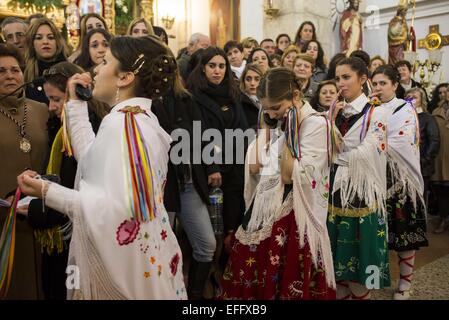 Febbraio 2, 2015 - Madrid, Spagna - i primi giorni di febbraio la festa religiosa della Vergine di Candelaria è celebrato in Spagna. La piccola città di Almonacid del Marquesado in Cuenca celebra la danza e adorare la Vergine di Candelaria mentre si cammina per le strade del luogo. (Credito Immagine: © Nacho Guadano/ZUMA filo) Foto Stock