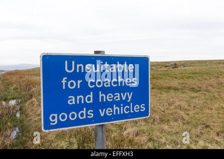 Cartello stradale informare gli automobilisti la strada è inadatto per autobus e veicoli pesanti, Tan Hill, North Yorkshire Regno Unito Foto Stock