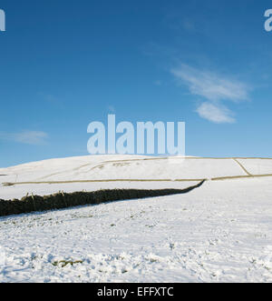 Coperta di neve Yarrow valley hill e campi d'inverno. Scottish Borders. Scozia Foto Stock