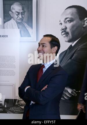 Il Segretario di Albergare e Sviluppo Urbano Julian Castro tours il Museo dei Diritti Civili Febbraio 2, 2015 in Atlanta, Georgia. Foto Stock