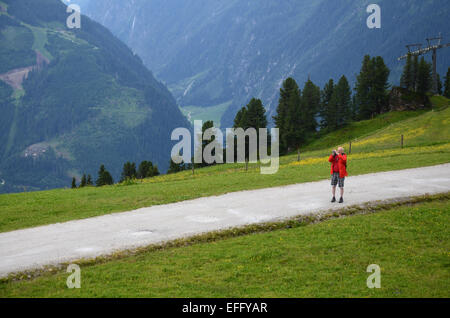 Coppia walker a Penkenalm Ahorn montagne, Tirol Zillertal Austria Foto Stock