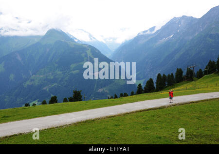 Coppia walker a Penkenalm Ahorn montagne, Tirol Zillertal Austria Foto Stock