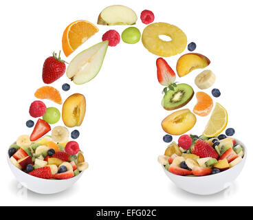 Flying insalata di frutta in vaso con frutti come mele, arance e kiwi, uva, pesca, banana e fragola Foto Stock