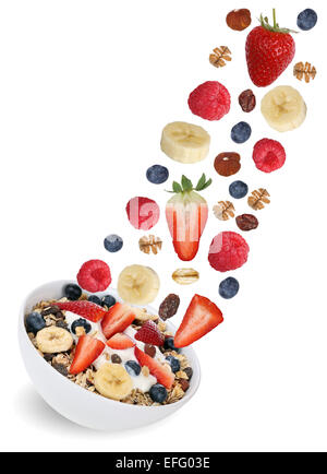 Flying frutta muesli con frutta come lampone, mirtilli, banana e fragola Foto Stock