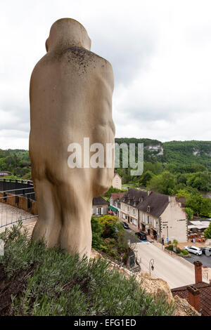 Statua di uomo preistorico presso il Museo di Preistoria presso Les Eyzies Dordogne Francia Europa Foto Stock