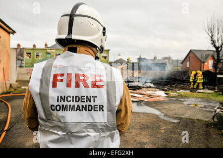 Carrickfergus, Irlanda del Nord. 03 Feb 2015 - Un incendio Incident Commander orologi come vigili del fuoco affrontare un incendio che ha distrutto un edificio. Credito: Stephen Barnes/Alamy Live News Foto Stock