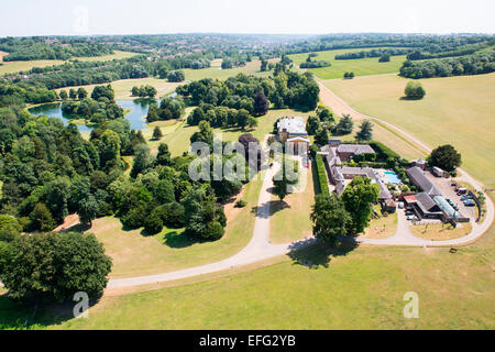 Vista aerea del west wycombe park e maestosa casa nel paesaggio rurale, Buckinghamshire, Inghilterra Foto Stock