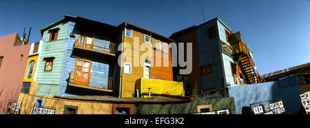 Facciate colorate in Caminito street, a La Boca Neighborhood. Buenos Aires. Foto Stock