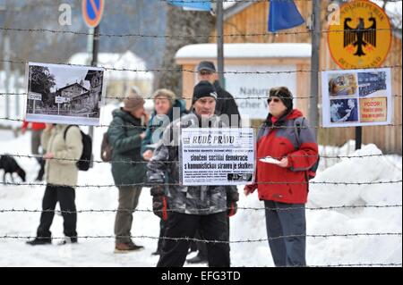 Circa 700 persone giunsero a caso nel XXV anniversario del l'apertura della frontiera tra la Cecoslovacchia e la Baviera, Zelezna Ruda, Repubblica Ceca, Martedì, 3 febbraio 2015. Nel 1990, 70.000 persone è venuto a la strada di attraversamento di confine per tagliare il filo spinato barriera, che era parte della cortina di ferro e ha cercato di fare una catena umana dal Zelezna Ruda a 3 chilometri lontano Bayerisch Eisenstein. Il borgo ha subito grandi cambiamenti negli ultimi venticinque anni perché una zona militare erano stati sul suo territorio e la gente del posto aveva bisogno di un permesso speciale per entrare in esso. Questa zona aperta per la p Foto Stock