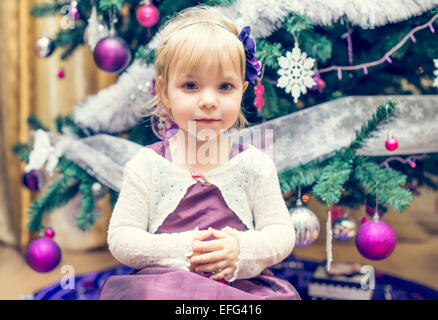 Ragazzina e albero di Natale Foto Stock