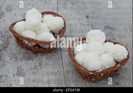 Disposizione dei cookie di cocco su cestelli marrone Foto Stock