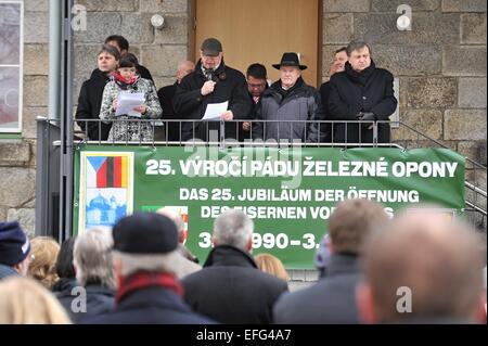 Circa 700 persone giunsero a caso nel XXV anniversario del l'apertura della frontiera tra la Cecoslovacchia e la Baviera, Zelezna Ruda, Repubblica Ceca, Martedì, 3 febbraio 2015. Nel 1990, 70.000 persone è venuto a la strada di attraversamento di confine per tagliare il filo spinato barriera, che era parte della cortina di ferro e ha cercato di fare una catena umana dal Zelezna Ruda a 3 chilometri lontano Bayerisch Eisenstein. Il borgo ha subito grandi cambiamenti negli ultimi venticinque anni perché una zona militare erano stati sul suo territorio e la gente del posto aveva bisogno di un permesso speciale per entrare in esso. Questa zona aperta per la p Foto Stock