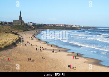 La gente che camminava sul Longsands Tynemouth beach in inverno il sole, febbraio 2015, North East England Regno Unito Foto Stock