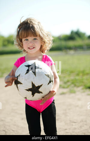 Bambina gioca a calcio sul Stadium Foto Stock