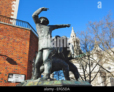 La Cattedrale di St Paul, Londra - 'Blitz eroi con facce sudicio' Memorial. Monumento ai vigili del fuoco che hanno dato la loro vita in WW2. Foto Stock