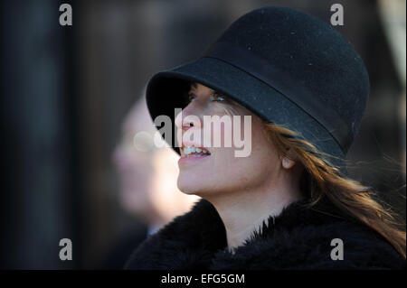 Presentatore televisivo Suzi Perry in arrivo per il funerale di Sir Jack Hayward Credit: David Bagnall Foto Stock