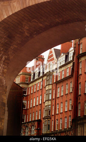 Arco ferroviario al di sopra di Dean Street, Newcastle upon Tyne Foto Stock