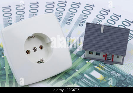 L'immagine mostra una scala kodel house e una presa a spina sulle banconote Foto Stock