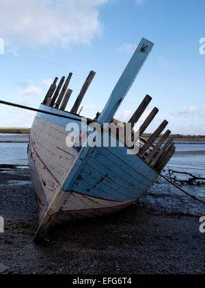 Vecchia barca di legno sul fiume cammello vicino a St Albans, Cornwall, Regno Unito Foto Stock