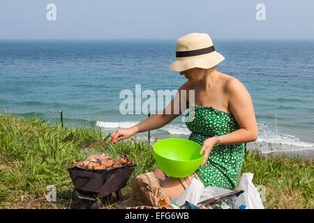 Grigliata di cosce di pollo sulla griglia fiammeggianti. Foto Stock