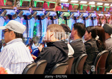 Persone che giocano a pachinko, Tokyo, Giappone Foto Stock