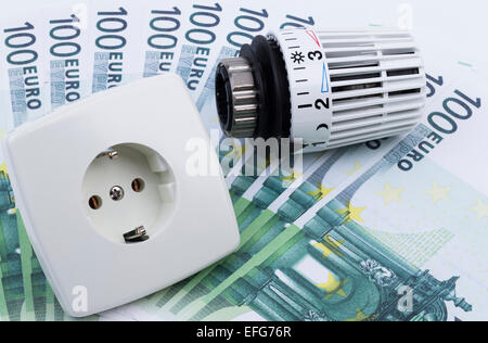 L'immagine mostra una presa a spina e una valvola di riscaldamento sulle banconote Foto Stock
