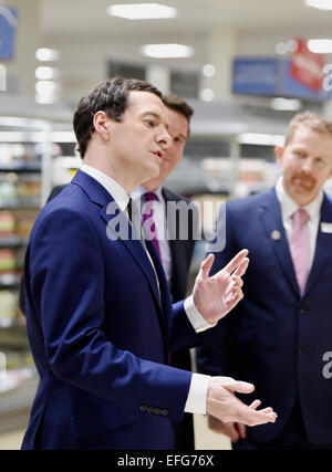 Il Cancelliere dello Scacchiere George Osborne parla durante la visita al supermercato Hove Waitrose 2015 Foto Stock