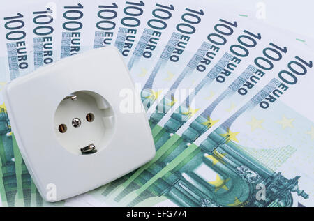 L'immagine mostra un bianco presa di alimentazione con alcune banconote Foto Stock