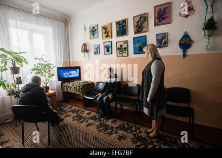 Zhytomyr, Ucraina. 2 di febbraio, 2015. La Teterivka orfanotrofio e Boarding School ha 85 allievi con mentale e disturbi intellettuale, che non è in grado di gestire senza medici specialisti e cura. Fondazione governativa è il solo modo di fondazione per un orfanotrofio. Ragazzi con disabilità intellettuale di guardare la TV in camera a giocare, Teterivka's orfanotrofio e scuola. Zhytomyr, Ucraina. 2 di febbraio, 2015. Credito: Oleksandr Rupeta/Alamy Live News Foto Stock
