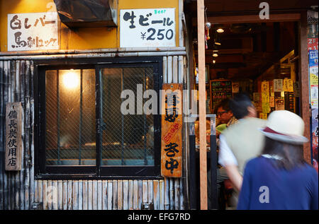 Persone di andare in ristoranti su Omoide Yokocho, Shinjuku, Tokyo, Giappone Foto Stock