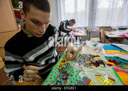 Zhytomyr, Ucraina. 2 di febbraio, 2015. La Teterivka orfanotrofio e Boarding School ha 85 allievi con mentale e disturbi intellettuale, che non è in grado di gestire senza medici specialisti e cura. Fondazione governativa è il solo modo di fondazione per un orfanotrofio. Ragazzi con disabilità intellettuale rendono applique tessili in classe lavoro, Teterivka's orfanotrofio e scuola. Zhytomyr, Ucraina. 2 di febbraio, 2015. Credito: Oleksandr Rupeta/Alamy Live News Foto Stock