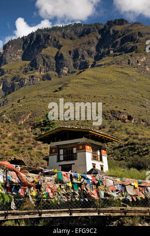 Il Bhutan - più facile a piedi ponte accanto alla famosa catena ponte di collegamento, in primo luogo ha fatto da ponte di ferro Lama, ), oltre il fiume di Paro. Foto Stock