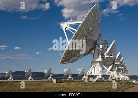 Il radar telescopi in allineamento alla Radio Nazionale Osservatorio Astronomico (molto grandi array) vicino a Socorro, Nuovo Messico, STATI UNITI D'AMERICA Foto Stock