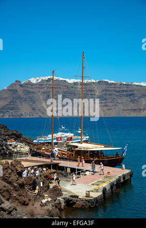 Isola vulcanica di Nea Kameni con Santorini in Grecia Foto Stock