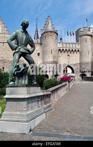 Belgio, Anversa. Lange Wapper statua che si trova nella parte anteriore del Het Steen Castello. Foto Stock