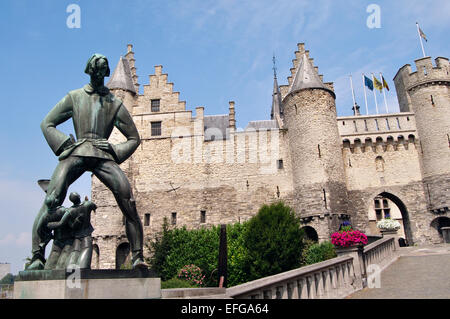 Belgio, Anversa. Lange Wapper statua che si trova nella parte anteriore del Het Steen Castle Foto Stock