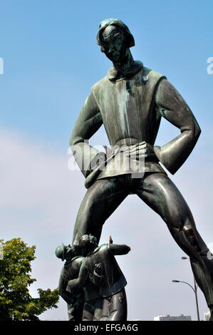 Belgio, Anversa. Lange Wapper statua che si trova nella parte anteriore del Het Steen Castello. Foto Stock