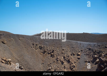 Isola vulcanica di Nea Kameni con Santorini in Grecia Foto Stock