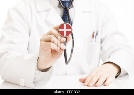 Medico tenendo uno stetoscopio con serie di bandiera - Danimarca Foto Stock