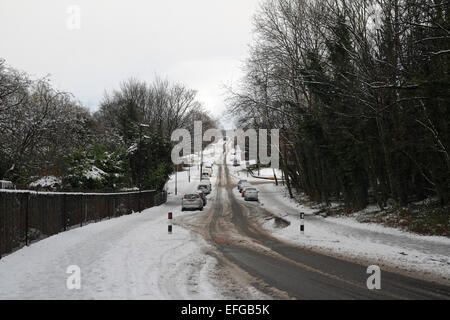 Ripida strada collinare con tracce di pneumatici nella neve, Woodseats Sheffield REGNO UNITO Foto Stock