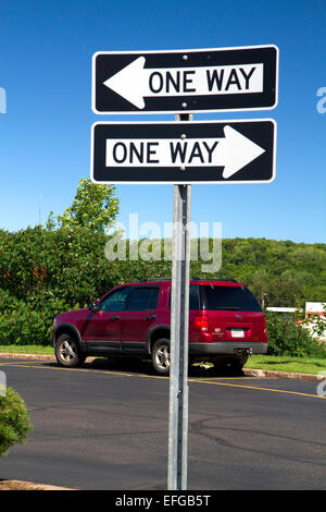 Il doppio di una strada a senso unico segno. Foto Stock