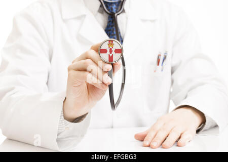 Medico tenendo uno stetoscopio con bandiera series - Irlanda del Nord Foto Stock