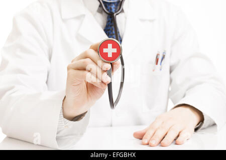 Medico tenendo uno stetoscopio con serie di bandiera - Svizzera Foto Stock
