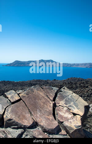 Isola vulcanica di Nea Kameni con Santorini in Grecia Foto Stock