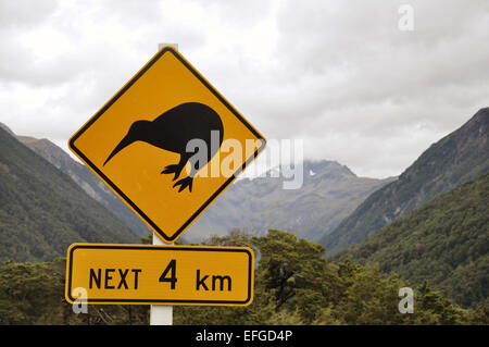 Cartello stradale di avvertimento di kiwi vicino Arthurs Pass, Isola del Sud, Nuova Zelanda Foto Stock