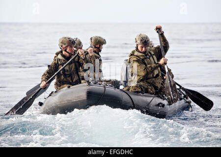 Marines americani con società F, Battaglione Landing Team condurre una piccola imbarcazione operazioni con una gomma di combattimento razzia Craft dal ben coperta della USS Bonhomme Richard Febbraio 2, 2015. Foto Stock