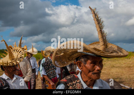 Uomini in abbigliamento tradizionale di Rote Island, Indonesia. Foto Stock