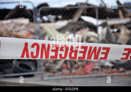 Nastro di emergenza teso nella parte anteriore del relitto da 6,4 terremoto di Christchurch, South Island, in Nuova Zelanda, 22-2-2011 Foto Stock